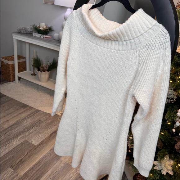 Elegant White Mini dress with long sleeves made of thick knit fabric. - Picture 4 of 8